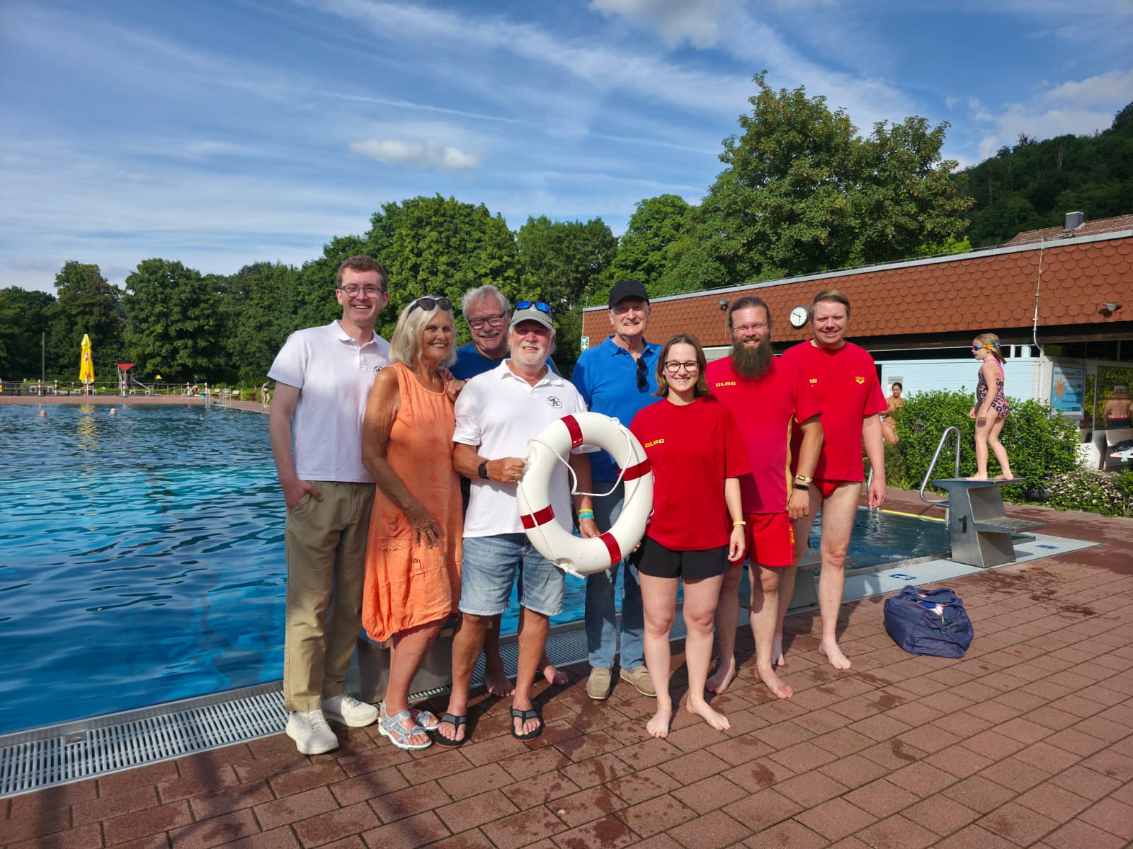 DLRG-Schwimm-Ausbilder und Aktive des Schwimmbadvereins Jugenheim vor dem Schwimmerbecken des Freibads Jugenheim