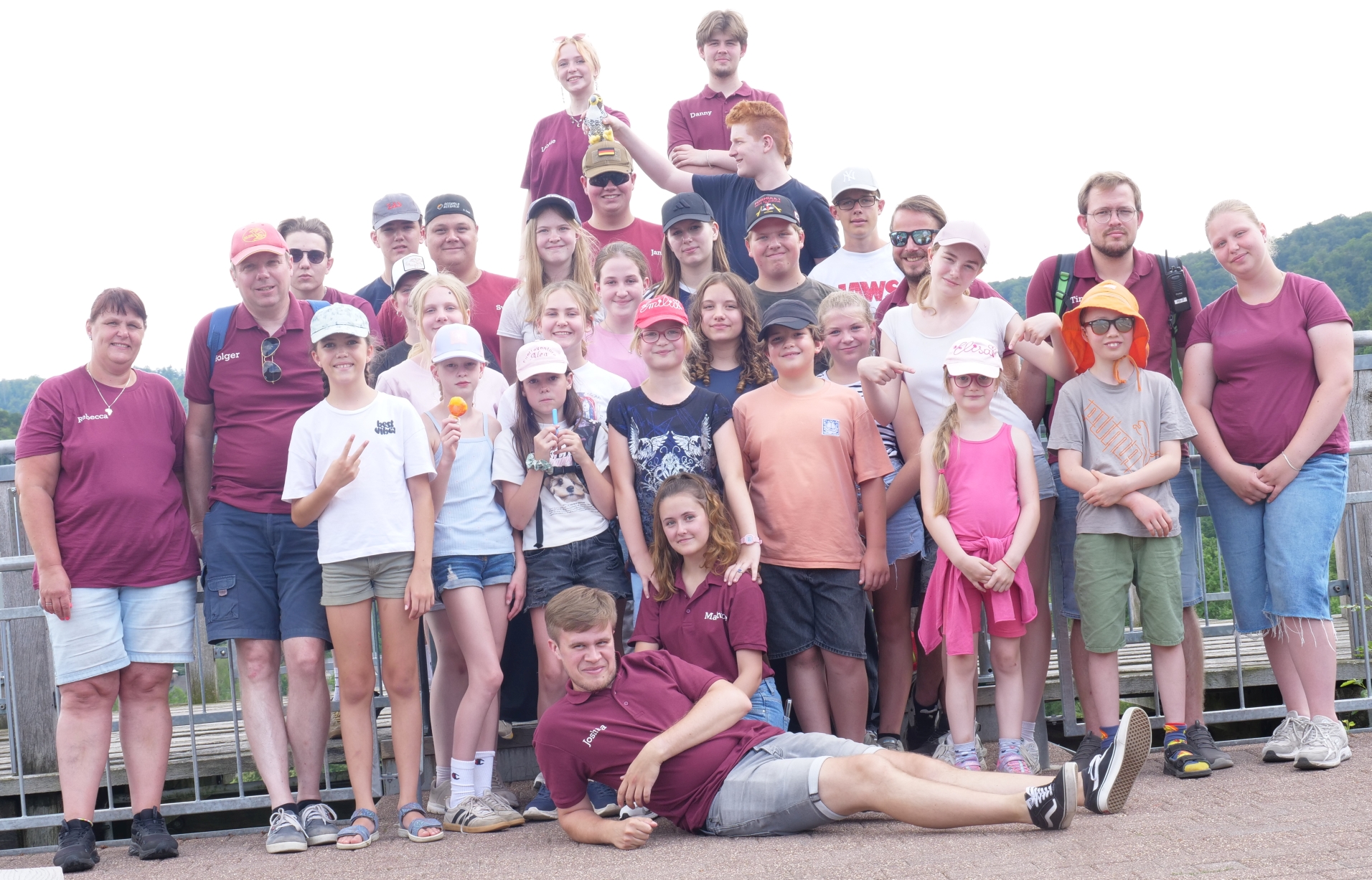 Gruppenfoto der Zeltlager-Teilnehmer an der Adlerwarte Berleburg